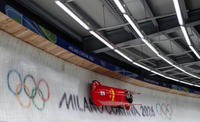 (260220) -- CORTINA D'AMPEZZO, Feb. 20, 2026 (Xinhua) -- Huai Mingming/Wang Xuan of China compete during the Bobsleigh 2-woman heat 1 at the 2026 Milan-Cortina Winter Olympics in Cortina D'Ampezzo, Italy, Feb. 20, 2026. (Xinhua/Fei Maohua)