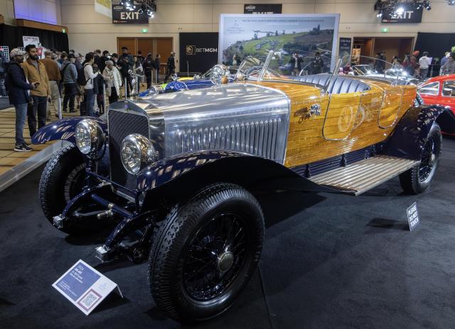 (260221) -- TORONTO, Feb. 21, 2026 (Xinhua) -- People view a 1924 Delage GL Skiff Torpedo at the 2026 Canadian International AutoShow (CIAS) in Toronto, Canada, on Feb. 20, 2026. Showcasing a lineup of iconic collector automobiles, the 2026 CIAS runs from Feb. 13 to 22. (Photo by Zou Zheng/Xinhua)