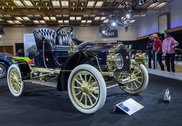 (260221) -- TORONTO, Feb. 21, 2026 (Xinhua) -- People view a 1906 Russell Model B at the 2026 Canadian International AutoShow (CIAS) in Toronto, Canada, on Feb. 20, 2026. Showcasing a lineup of iconic collector automobiles, the 2026 CIAS runs from Feb. 13 to 22. (Photo by Zou Zheng/Xinhua)