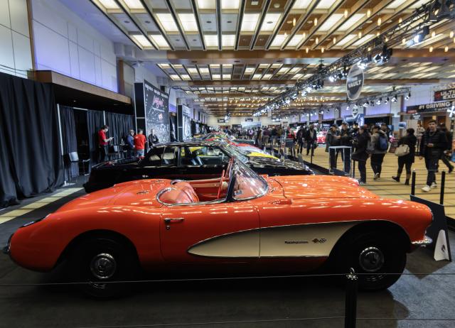 (260221) -- TORONTO, Feb. 21, 2026 (Xinhua) -- People view vintage cars at the 2026 Canadian International AutoShow (CIAS) in Toronto, Canada, on Feb. 20, 2026. Showcasing a lineup of iconic collector automobiles, the 2026 CIAS runs from Feb. 13 to 22. (Photo by Zou Zheng/Xinhua)