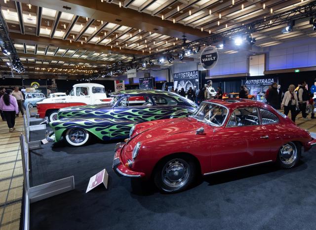 (260221) -- TORONTO, Feb. 21, 2026 (Xinhua) -- People view vintage cars at the 2026 Canadian International AutoShow (CIAS) in Toronto, Canada, on Feb. 20, 2026. Showcasing a lineup of iconic collector automobiles, the 2026 CIAS runs from Feb. 13 to 22. (Photo by Zou Zheng/Xinhua)