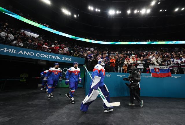 (260221) -- MILAN, Feb. 21, 2026 (Xinhua) -- Players of Slovakia enter the court before the ice hockey men's play-offs semifinal match between the United States and Slovakia at the Milan-Cortina 2026 Olympic Winter Games in Milan, Italy, Feb. 20, 2026. (Xinhua/Wang Kaiyan)