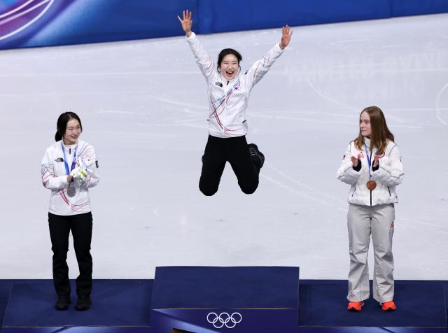 (260221) -- MILAN, Feb. 21, 2026 (Xinhua) -- Gold medallist Kim Gilli (C) of South Korea celebrates after winning the short track speed skating women's 1500m final A at the Milan-Cortina 2026 Olympic Winter Games in Milan, Italy, Feb. 20, 2026. (Xinhua/Chen Yichen)
