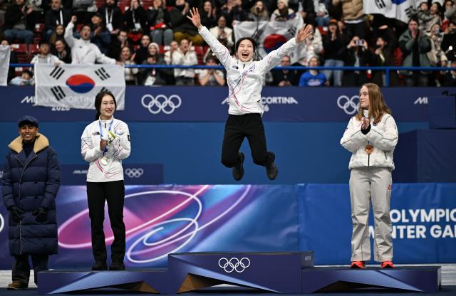 (260221) -- MILAN, Feb. 21, 2026 (Xinhua) -- Gold medallist Kim Gilli (C) of South Korea celebrates after winning the short track speed skating women's 1500m final A at the Milan-Cortina 2026 Olympic Winter Games in Milan, Italy, Feb. 20, 2026. (Xinhua/Cheng Min)