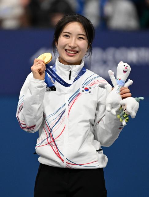 (260221) -- MILAN, Feb. 21, 2026 (Xinhua) -- Gold medallist Kim Gilli (C) of South Korea celebrates after winning the short track speed skating women's 1500m final A at the Milan-Cortina 2026 Olympic Winter Games in Milan, Italy, Feb. 20, 2026. (Xinhua/Cheng Min)