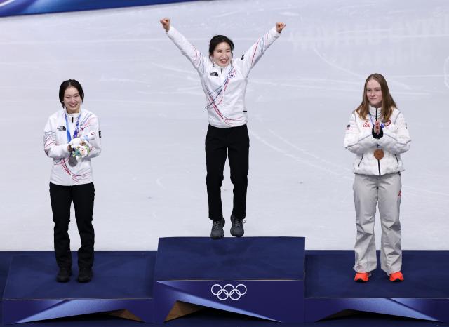 (260221) -- MILAN, Feb. 21, 2026 (Xinhua) -- Gold medallist Kim Gilli (C) of South Korea celebrates after winning the short track speed skating women's 1500m final A at the Milan-Cortina 2026 Olympic Winter Games in Milan, Italy, Feb. 20, 2026. (Xinhua/Chen Yichen)