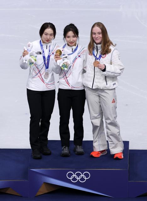 (260221) -- MILAN, Feb. 21, 2026 (Xinhua) -- Gold medallist Kim Gilli (C) of South Korea, silver medallist Choi Minjeong (L) of South Korea and bronze medallist Corinne Stoddard of the United States pose with their medals after the short track speed skating women's 1500m final A at the Milan-Cortina 2026 Olympic Winter Games in Milan, Italy, Feb. 20, 2026. (Xinhua/Chen Yichen)