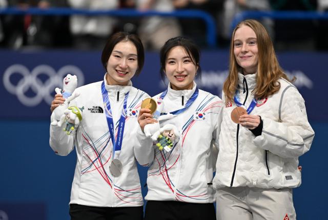 (260221) -- MILAN, Feb. 21, 2026 (Xinhua) -- Gold medallist Kim Gilli (C) of South Korea, silver medallist Choi Minjeong (L) of South Korea and bronze medallist Corinne Stoddard of the United States pose with their medals after the short track speed skating women's 1500m final A at the Milan-Cortina 2026 Olympic Winter Games in Milan, Italy, Feb. 20, 2026. (Xinhua/Cheng Min)