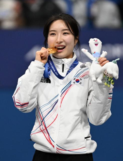 (260221) -- MILAN, Feb. 21, 2026 (Xinhua) -- Gold medallist Kim Gilli (C) of South Korea celebrates after winning the short track speed skating women's 1500m final A at the Milan-Cortina 2026 Olympic Winter Games in Milan, Italy, Feb. 20, 2026. (Xinhua/Cheng Min)