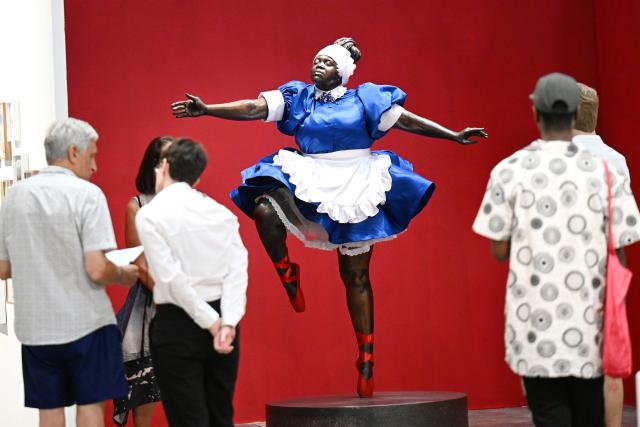 (260221) -- CAPE TOWN, Feb. 21, 2026 (Xinhua) -- People visit the Cape Town Art Fair 2026 at the Cape Town International Convention Center in Cape Town, South Africa, Feb. 20, 2026.
  The Cape Town Art Fair 2026 kicked off here on Friday. This year's edition takes place from Feb. 20 to 22 at the Cape Town International Convention Center, featuring 126 exhibitors from 34 global cities and showcasing works by more than 490 artists, with over 30,000 visitors expected. (Photo by Xabiso Mkhabela/Xinhua)