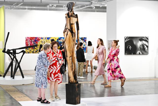 (260221) -- CAPE TOWN, Feb. 21, 2026 (Xinhua) -- People visit the Cape Town Art Fair 2026 at the Cape Town International Convention Center in Cape Town, South Africa, Feb. 20, 2026.
  The Cape Town Art Fair 2026 kicked off here on Friday. This year's edition takes place from Feb. 20 to 22 at the Cape Town International Convention Center, featuring 126 exhibitors from 34 global cities and showcasing works by more than 490 artists, with over 30,000 visitors expected. (Photo by Xabiso Mkhabela/Xinhua)