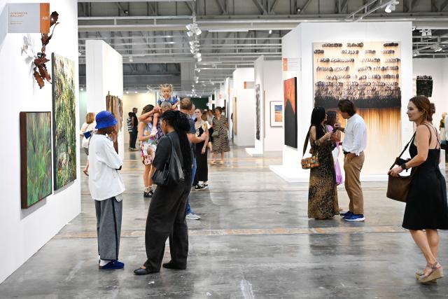 (260221) -- CAPE TOWN, Feb. 21, 2026 (Xinhua) -- People visit the Cape Town Art Fair 2026 at the Cape Town International Convention Center in Cape Town, South Africa, Feb. 20, 2026.
  The Cape Town Art Fair 2026 kicked off here on Friday. This year's edition takes place from Feb. 20 to 22 at the Cape Town International Convention Center, featuring 126 exhibitors from 34 global cities and showcasing works by more than 490 artists, with over 30,000 visitors expected. (Photo by Xabiso Mkhabela/Xinhua)