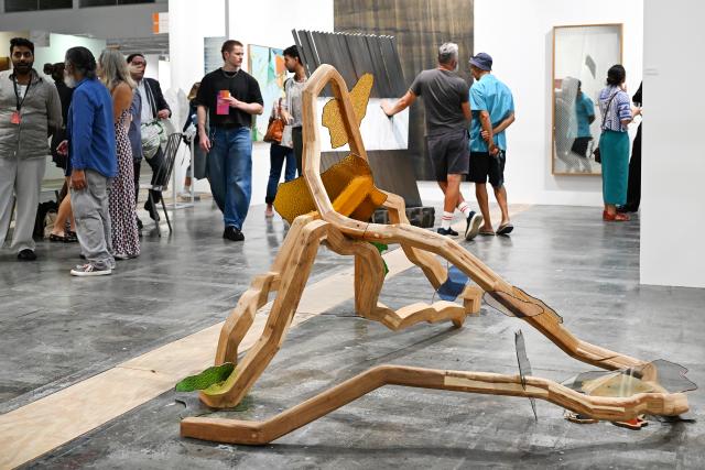 (260221) -- CAPE TOWN, Feb. 21, 2026 (Xinhua) -- People visit the Cape Town Art Fair 2026 at the Cape Town International Convention Center in Cape Town, South Africa, Feb. 20, 2026.
  The Cape Town Art Fair 2026 kicked off here on Friday. This year's edition takes place from Feb. 20 to 22 at the Cape Town International Convention Center, featuring 126 exhibitors from 34 global cities and showcasing works by more than 490 artists, with over 30,000 visitors expected. (Photo by Xabiso Mkhabela/Xinhua)