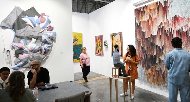 (260221) -- CAPE TOWN, Feb. 21, 2026 (Xinhua) -- People visit the Cape Town Art Fair 2026 at the Cape Town International Convention Center in Cape Town, South Africa, Feb. 20, 2026.
  The Cape Town Art Fair 2026 kicked off here on Friday. This year's edition takes place from Feb. 20 to 22 at the Cape Town International Convention Center, featuring 126 exhibitors from 34 global cities and showcasing works by more than 490 artists, with over 30,000 visitors expected. (Photo by Xabiso Mkhabela/Xinhua)