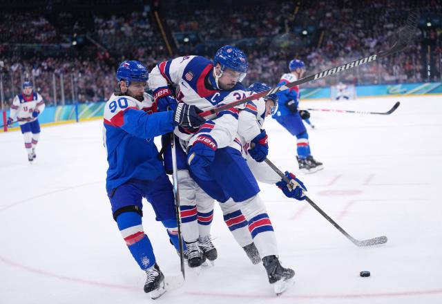 (260221) -- MILAN, Feb. 21, 2026 (Xinhua) -- Matt Boldy (R) and Auston Matthews (C) of the United States battle for the puck with Tomas Tatar of Slovakia during the ice hockey men's play-offs semifinal match between the United States and Slovakia at the Milan-Cortina 2026 Olympic Winter Games in Milan, Italy, Feb. 20, 2026. (Xinhua/Tao Xiyi)