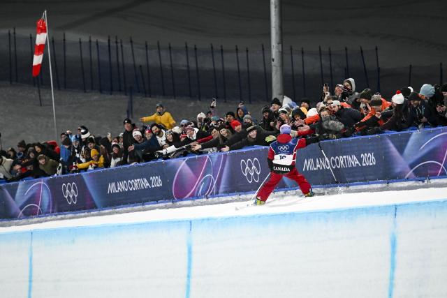 (260221) -- LIVIGNO, Feb. 21, 2026 (Xinhua) -- Dylan Marineau of Canada interacts with the audience after making a mistake during the freestyle skiing men's freeski halfpipe final at the Milan-Cortina 2026 Olympic Winter Games in Livigno, Italy, Feb. 20, 2026. (Xinhua/Xia Yifang)