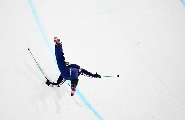 (260221) -- LIVIGNO, Feb. 21, 2026 (Xinhua) -- Nick Goepper of the United States competes during the freestyle skiing men's freeski halfpipe final at the Milan-Cortina 2026 Olympic Winter Games in Livigno, Italy, Feb. 20, 2026. (Xinhua/Zhang Hongxiang)