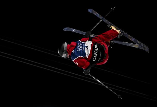 (260221) -- LIVIGNO, Feb. 21, 2026 (Xinhua) -- Brendan Mackay of Canada competes during the freestyle skiing men's freeski halfpipe final at the Milan-Cortina 2026 Olympic Winter Games in Livigno, Italy, Feb. 20, 2026. (Xinhua/Xia Yifang)