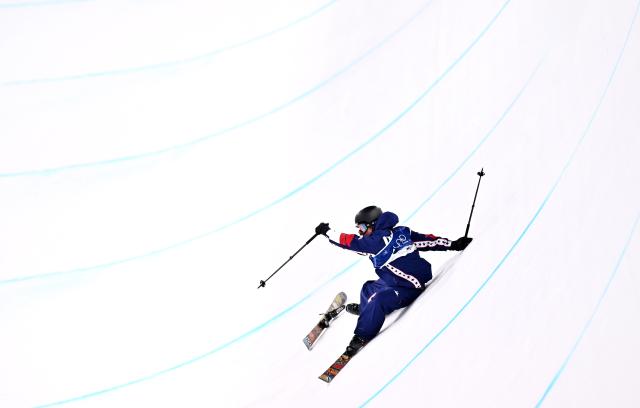 (260221) -- LIVIGNO, Feb. 21, 2026 (Xinhua) -- Hunter Hess of the United States falls during the freestyle skiing men's freeski halfpipe final at the Milan-Cortina 2026 Olympic Winter Games in Livigno, Italy, Feb. 20, 2026. (Xinhua/Zhang Hongxiang)