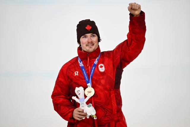 (260221) -- LIVIGNO, Feb. 21, 2026 (Xinhua) -- Bronze medalist Brendan Mackay of Canada reacts during the awarding ceremony after the freestyle skiing men's freeski halfpipe final at the Milan-Cortina 2026 Olympic Winter Games in Livigno, Italy, Feb. 20, 2026. (Xinhua/Zhang Hongxiang)