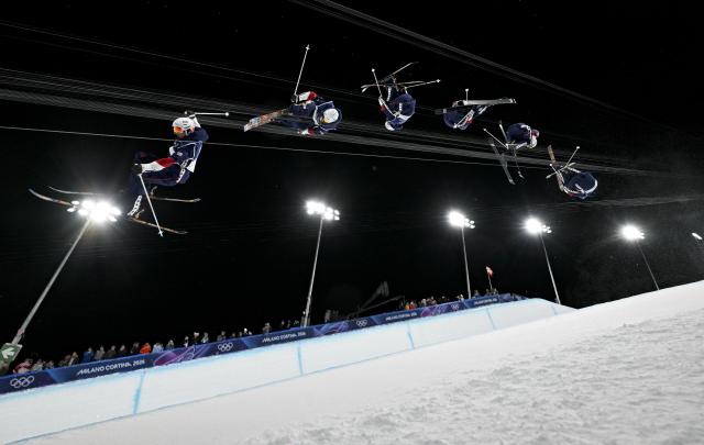 (260221) -- LIVIGNO, Feb. 21, 2026 (Xinhua) -- This multi-exposure photo shows Alex Ferreira of the United States competing during the freestyle skiing men's freeski halfpipe final at the Milan-Cortina 2026 Olympic Winter Games in Livigno, Italy, Feb. 20, 2026. (Xinhua/Xia Yifang)