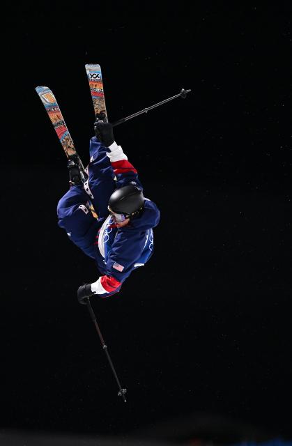 (260221) -- LIVIGNO, Feb. 21, 2026 (Xinhua) -- Hunter Hess of the United States competes during the freestyle skiing men's freeski halfpipe final at the Milan-Cortina 2026 Olympic Winter Games in Livigno, Italy, Feb. 20, 2026. (Xinhua/Zhang Hongxiang)
