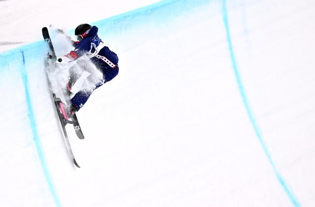 (260221) -- LIVIGNO, Feb. 21, 2026 (Xinhua) -- Nick Goepper of the United States competes during the freestyle skiing men's freeski halfpipe final at the Milan-Cortina 2026 Olympic Winter Games in Livigno, Italy, Feb. 20, 2026. (Xinhua/Zhang Hongxiang)