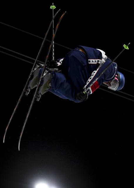 (260221) -- LIVIGNO, Feb. 21, 2026 (Xinhua) -- Birk Irving of the United States competes during the freestyle skiing men's freeski halfpipe final at the Milan-Cortina 2026 Olympic Winter Games in Livigno, Italy, Feb. 20, 2026. (Xinhua/Xia Yifang)