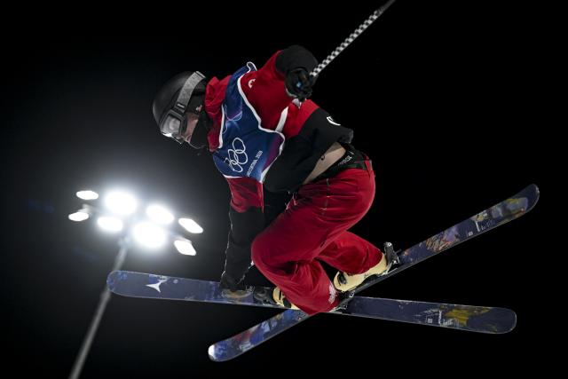 (260221) -- LIVIGNO, Feb. 21, 2026 (Xinhua) -- Brendan Mackay of Canada competes during the freestyle skiing men's freeski halfpipe final at the Milan-Cortina 2026 Olympic Winter Games in Livigno, Italy, Feb. 20, 2026. (Xinhua/Xia Yifang)