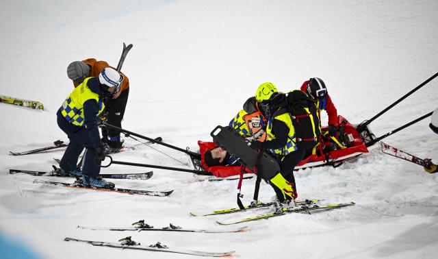 (260221) -- LIVIGNO, Feb. 21, 2026 (Xinhua) -- Lee Seunghun of South Korea gets injured during the training session before the freestyle skiing men's freeski halfpipe final at the Milan-Cortina 2026 Olympic Winter Games in Livigno, Italy, Feb. 20, 2026. (Xinhua/Xia Yifang)