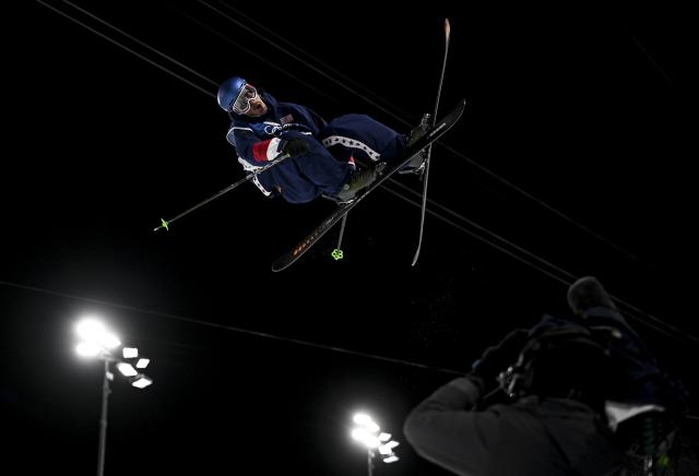 (260221) -- LIVIGNO, Feb. 21, 2026 (Xinhua) -- Birk Irving of the United States competes during the freestyle skiing men's freeski halfpipe final at the Milan-Cortina 2026 Olympic Winter Games in Livigno, Italy, Feb. 20, 2026. (Xinhua/Xia Yifang)