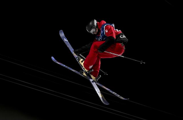 (260221) -- LIVIGNO, Feb. 21, 2026 (Xinhua) -- Brendan Mackay of Canada competes during the freestyle skiing men's freeski halfpipe final at the Milan-Cortina 2026 Olympic Winter Games in Livigno, Italy, Feb. 20, 2026. (Xinhua/Xia Yifang)