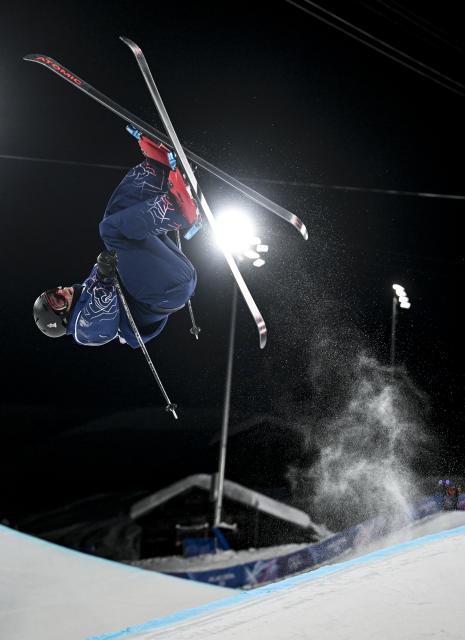 (260221) -- LIVIGNO, Feb. 21, 2026 (Xinhua) -- Gus Kenworthy of Britain competes during the freestyle skiing men's freeski halfpipe final at the Milan-Cortina 2026 Olympic Winter Games in Livigno, Italy, Feb. 20, 2026. (Xinhua/Xia Yifang)