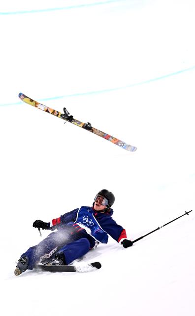 (260221) -- LIVIGNO, Feb. 21, 2026 (Xinhua) -- Hunter Hess of the United States competes during the freestyle skiing men's freeski halfpipe final at the Milan-Cortina 2026 Olympic Winter Games in Livigno, Italy, Feb. 20, 2026. (Xinhua/Zhang Hongxiang)