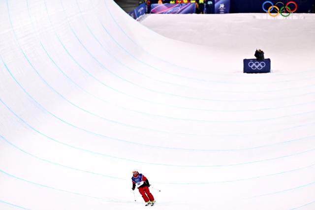 (260221) -- LIVIGNO, Feb. 21, 2026 (Xinhua) -- Dylan Marineau of Canada competes during the freestyle skiing men's freeski halfpipe final at the Milan-Cortina 2026 Olympic Winter Games in Livigno, Italy, Feb. 20, 2026. (Xinhua/Zhang Hongxiang)