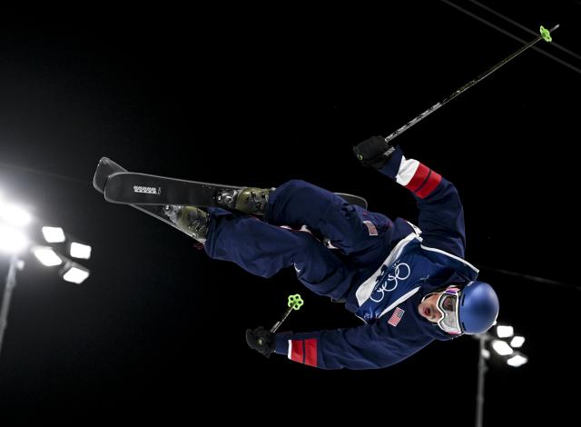 (260221) -- LIVIGNO, Feb. 21, 2026 (Xinhua) -- Birk Irving of the United States competes during the freestyle skiing men's freeski halfpipe final at the Milan-Cortina 2026 Olympic Winter Games in Livigno, Italy, Feb. 20, 2026. (Xinhua/Xia Yifang)