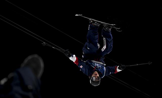 (260221) -- LIVIGNO, Feb. 21, 2026 (Xinhua) -- Hunter Hess of the United States competes during the freestyle skiing men's freeski halfpipe final at the Milan-Cortina 2026 Olympic Winter Games in Livigno, Italy, Feb. 20, 2026. (Xinhua/Xia Yifang)