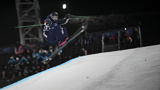 (260221) -- LIVIGNO, Feb. 21, 2026 (Xinhua) -- Nick Goepper of the United States competes during the freestyle skiing men's freeski halfpipe final at the Milan-Cortina 2026 Olympic Winter Games in Livigno, Italy, Feb. 20, 2026. (Xinhua/Xia Yifang)