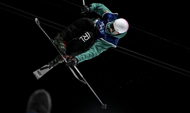 (260221) -- LIVIGNO, Feb. 21, 2026 (Xinhua) -- Benjamin Lynch of Ireland competes during the freestyle skiing men's freeski halfpipe final at the Milan-Cortina 2026 Olympic Winter Games in Livigno, Italy, Feb. 20, 2026. (Xinhua/Xia Yifang)