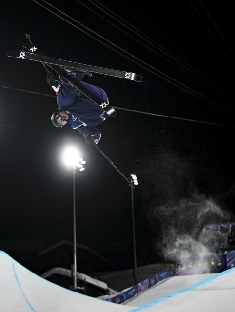 (260221) -- LIVIGNO, Feb. 21, 2026 (Xinhua) -- Hunter Hess of the United States competes during the freestyle skiing men's freeski halfpipe final at the Milan-Cortina 2026 Olympic Winter Games in Livigno, Italy, Feb. 20, 2026. (Xinhua/Xia Yifang)