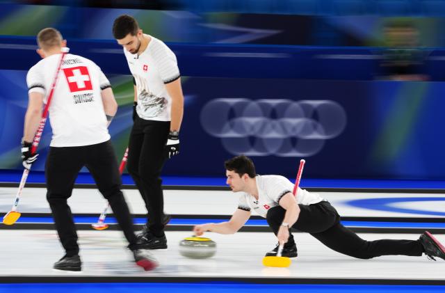 (260221) -- CORTINA D'AMPEZZO, Feb. 21, 2026 (Xinhua) -- Benoit Schwarz-Van Berkel (R) of Switzerland competes during the curling men's bronze medal game between Norway and Switzerland at the 2026 Milan-Cortina Winter Olympics in Cortina, Italy, Feb. 20, 2026. (Xinhua/Li Gang)