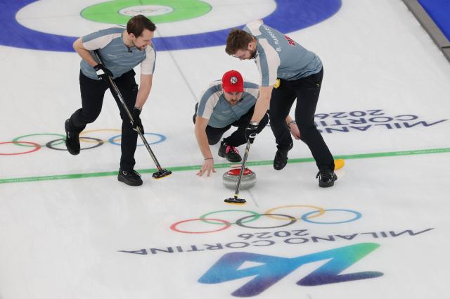 (260221) -- CORTINA D'AMPEZZO, Feb. 21, 2026 (Xinhua) -- Martin Sesaker (C) of Norway competes during the curling men's bronze medal game between Norway and Switzerland at the 2026 Milan-Cortina Winter Olympics in Cortina, Italy, Feb. 20, 2026. (Xinhua/Zhang Chenlin)