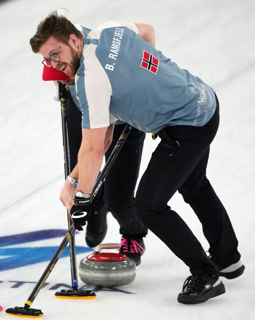 (260221) -- CORTINA D'AMPEZZO, Feb. 21, 2026 (Xinhua) -- Bendik Ramsfjell (R) of Norway competes during the curling men's bronze medal game between Norway and Switzerland at the 2026 Milan-Cortina Winter Olympics in Cortina, Italy, Feb. 20, 2026. (Xinhua/Li Gang)