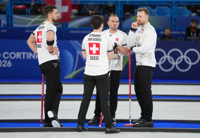 (260221) -- CORTINA D'AMPEZZO, Feb. 21, 2026 (Xinhua) -- Players of Switzerland communicate during the curling men's bronze medal game between Norway and Switzerland at the 2026 Milan-Cortina Winter Olympics in Cortina, Italy, Feb. 20, 2026. (Xinhua/Li Gang)