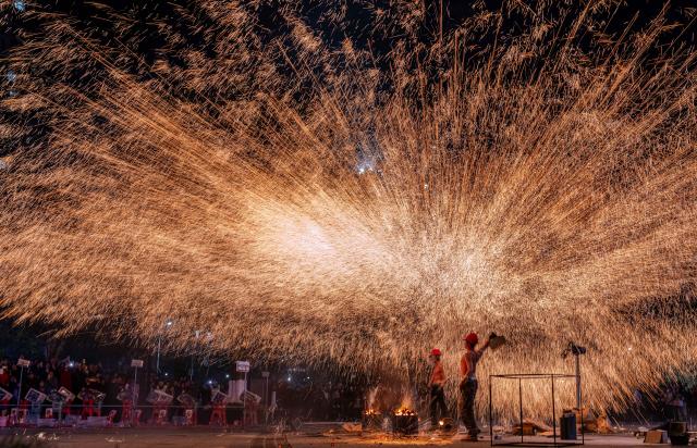 (260221) -- BEIJING, Feb. 21, 2026 (Xinhua) -- A molten iron fireworks show is put on at a square in Bazhong City, southwest China's Sichuan Province, Feb. 19, 2026. (Photo by Fu Haixu/Xinhua)