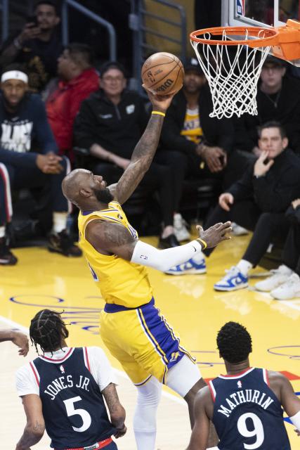 (260221) -- LOS ANGELES, Feb. 21, 2026 (Xinhua) -- Los Angeles Lakers' LeBron James (C) goes for a layup during the 2025-2026 NBA regular season basketball game between Los Angeles Lakers and Los Angeles Clippers in Los Angeles, the United States, Feb. 20, 2026. (Photo by Ringo Chiu/Xinhua)