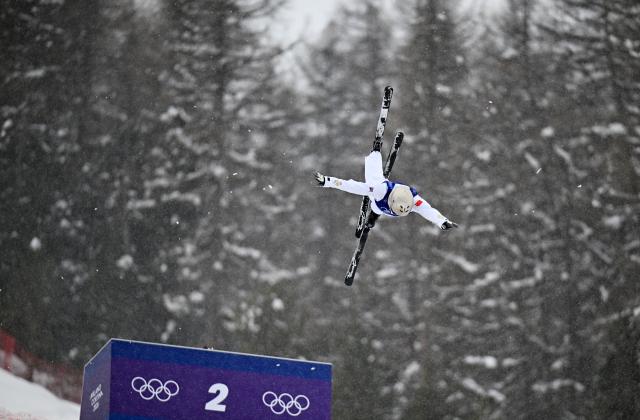 (260221) -- LIVIGNO, Feb. 21, 2026 (Xinhua) -- Wang Xindi of China competes during the freestyle skiing mixed team aerials final 2 at the Milan-Cortina 2026 Olympic Winter Games in Livigno, Italy, Feb. 21, 2026. (Xinhua/Zhang Hongxiang)