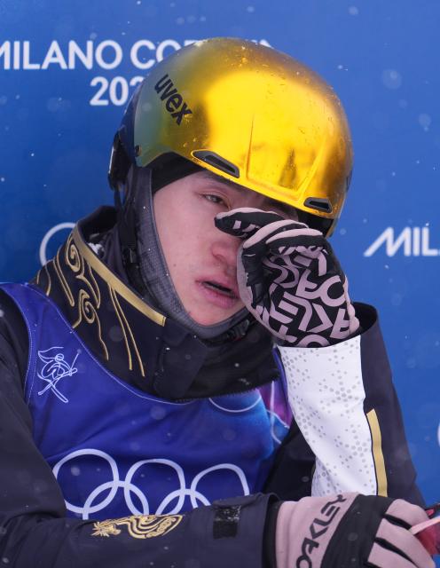 (260221) -- LIVIGNO, Feb. 21, 2026 (Xinhua) -- Li Tianma of China reacts during the freestyle skiing mixed team aerials final 2 at the Milan-Cortina 2026 Olympic Winter Games in Livigno, Italy, Feb. 21, 2026. (Xinhua/Hu Chao)