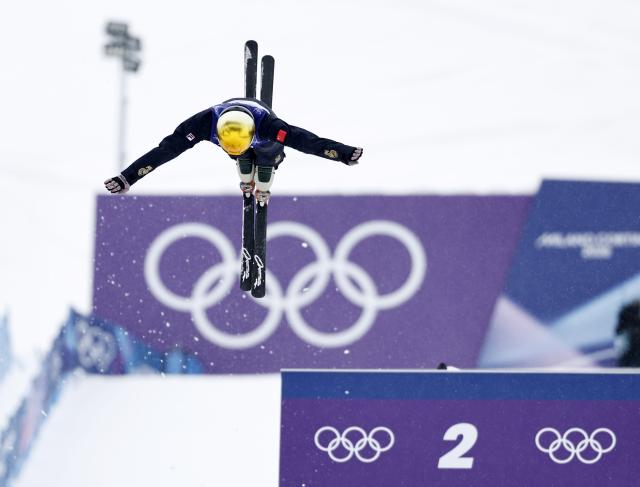 (260221) -- LIVIGNO, Feb. 21, 2026 (Xinhua) -- Li Tianma of China competes during the freestyle skiing mixed team aerials final 1 at the Milan-Cortina 2026 Olympic Winter Games in Livigno, Italy, Feb. 21, 2026. (Xinhua/Wang Peng)