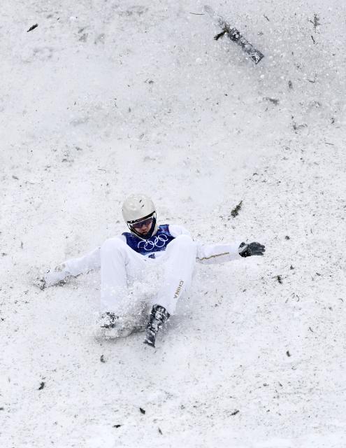 (260221) -- LIVIGNO, Feb. 21, 2026 (Xinhua) -- Wang Xindi of China falls onto the snow during the freestyle skiing mixed team aerials final 2 at the Milan-Cortina 2026 Olympic Winter Games in Livigno, Italy, Feb. 21, 2026. (Xinhua/Wang Peng)